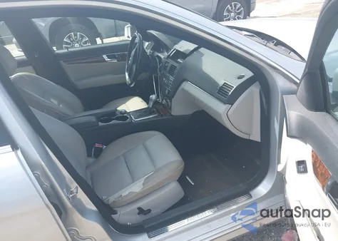 2011 Mercedes-Benz C 300 Luxury/Sport z USA, uszkodzony, nr VIN WDDGF5EB6BR134200